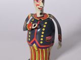 une figurine représentant un clown avec une pipe à la bouche