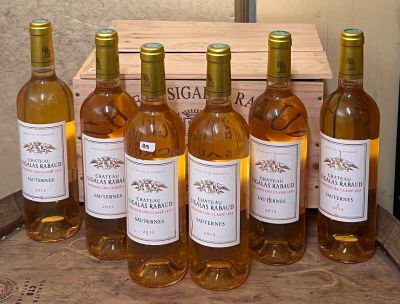 plusieurs bouteilles de vin sont alignées sur une table