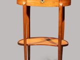 une petite table avec un plateau en marbre posé sur un piètement en bois