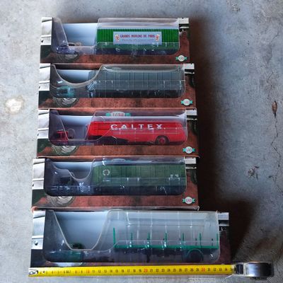 de nombreux wagons qui sont entreposés sur une plate-forme