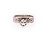 gros plan d'une bague en argent sur fond blanc