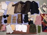 beaucoup de vêtements et d'accessoires étalés par terre