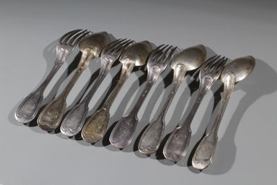 six cuillères et six fourchettes disposées en rangée