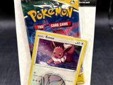 un gros plan sur une boîte de cartes à collectionner Pokémon posée sur une table