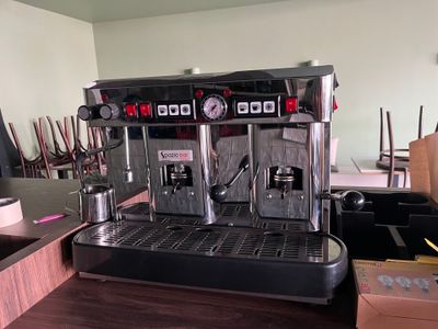 une machine à café posée sur une table dans une pièce