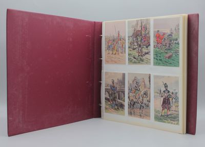 un livre ouvert, orné d'images de soldats, posé sur une surface blanche