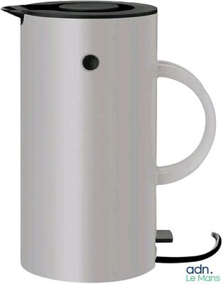 une photo d'une cafetière en acier inoxydable avec un couvercle noir