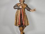 statue d'un homme vêtu d'un long manteau, les mains tendues