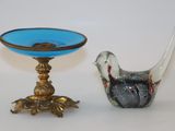 un oiseau et un bol posés l'un à côté de l'autre sur une table