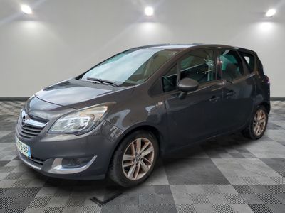 la voiture grise est garée dans le garage sur un sol en damier