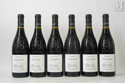 six bouteilles de vin sont alignées sur une table