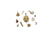 un assortiment de bijoux en or et en argent sur un fond blanc