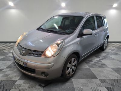 la photo d'une voiture argentée garée dans un garage