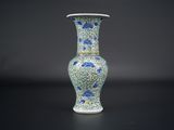 un vase bleu et blanc orné de fleurs bleues