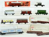 de nombreux petits trains exposés sur une surface blanche
