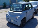 une petite voiture garée dans un parking