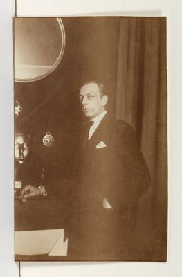une photo en noir et blanc d'un homme en costume