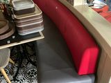 une cabine rouge avec un motif noir et blanc au sol