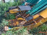 un tas de tondeuses à gazon posées dans l'herbe