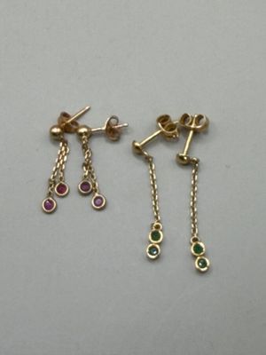 deux paires de boucles d'oreilles en or ornées de pierres roses et vertes