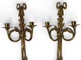 paire d'appliques murales anciennes en laiton sur fond blanc