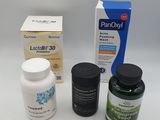 trois flacons de médicaments posés les uns à côté des autres sur une table