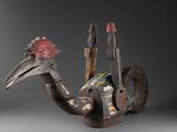 une image représentant une sculpture d'un oiseau tenant une fleur dans son bec