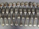 beaucoup de cuillères et de fourchettes en argent sur la table