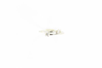 une bague blanche sertie de trois diamants
