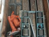 une boîte remplie d'outils posés sur le sol
