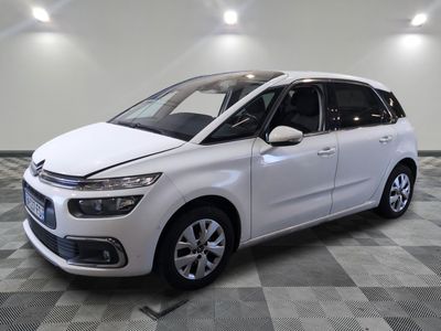 la citrole blanche est garee sur un carrelage en damier