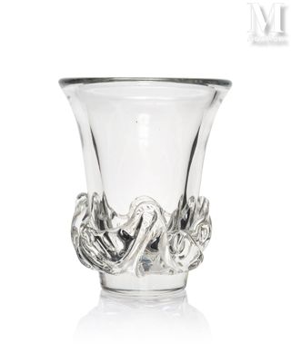 un vase en verre orné d'un motif de nœuds