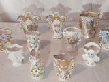 un grand nombre de vases posés sur une table