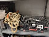 une étagère remplie d'outils divers dans un magasin