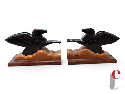 paire de serre-livres en forme d'aigle, noirs et dorés, sur socle en bois