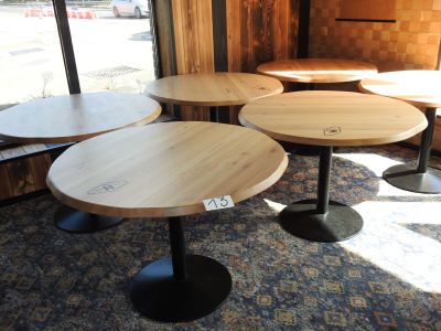 trois tables dans un coin d'un restaurant, avec une fenêtre en arrière-plan