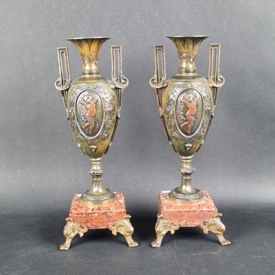 deux vases superposés