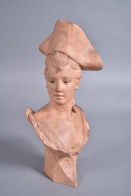statue d'une femme coiffée d'un chapeau, sur fond gris