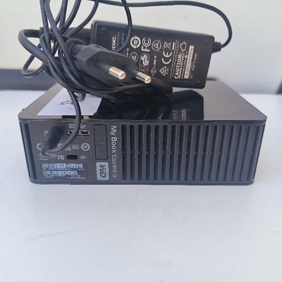un chargeur posé sur une boîte