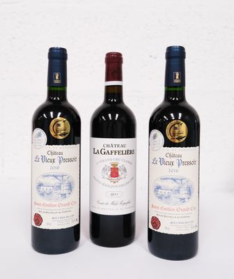 trois bouteilles de vin posées l'une à côté de l'autre sur une table