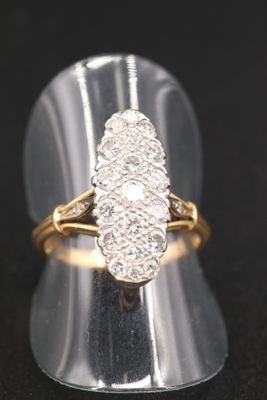 un gros plan d'une bague en or sertie d'une pierre blanche