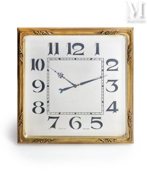 une horloge accrochée au mur sur laquelle figurent des chiffres