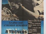 une affiche de cinéma représentant un homme et une femme allongés sur la plage