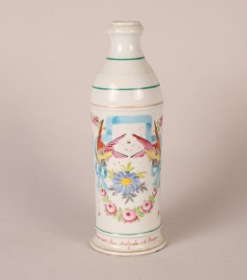 un vase blanc orné d'oiseaux et de fleurs peints
