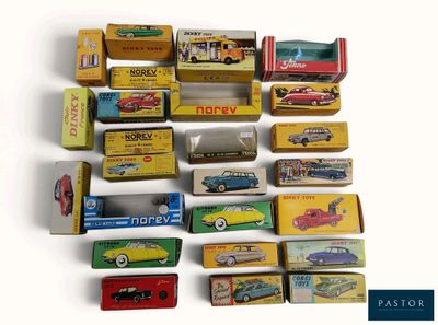 un grand nombre de voitures-jouets qui se trouvent sur la table