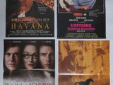 Quatre affiches de films différents sont accrochées au mur
