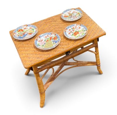 une petite table sur laquelle sont posées quatre assiettes