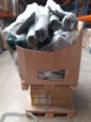 une boîte en carton contenant tout un tas d'objets métalliques