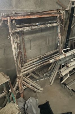 une photo d'une pièce remplie d'objets anciens