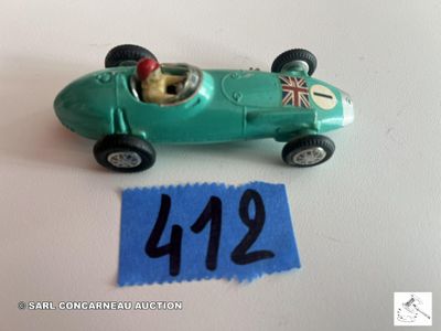 une petite voiture verte sur laquelle figure un numéro